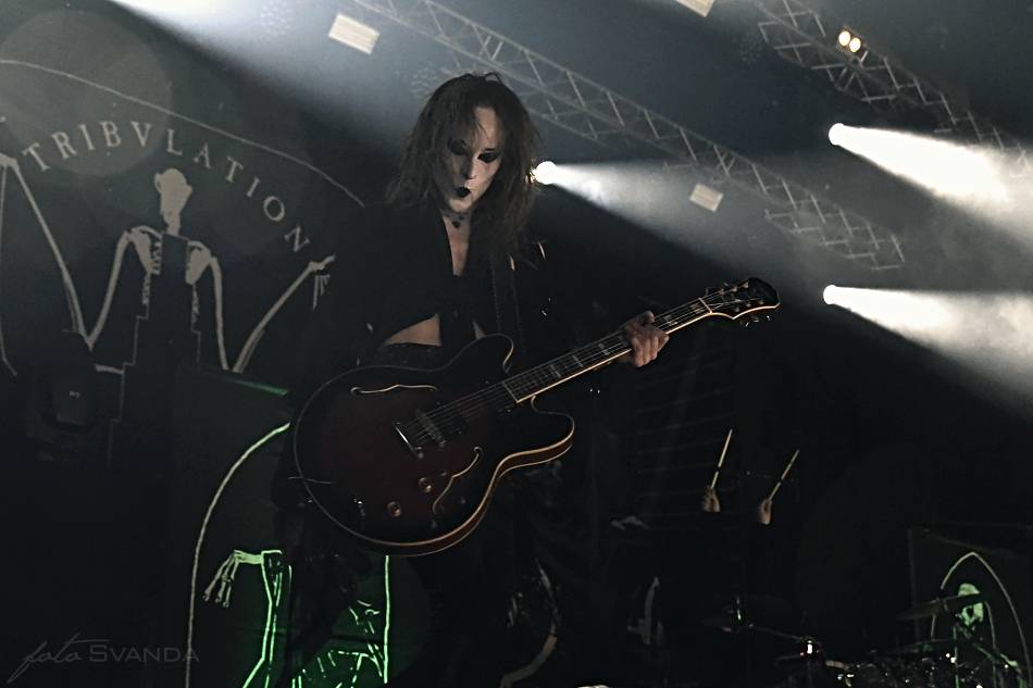 Arch Enemy a jejich hosté svojí deathmetalovou náloží narušili statiku Fóra Karlín