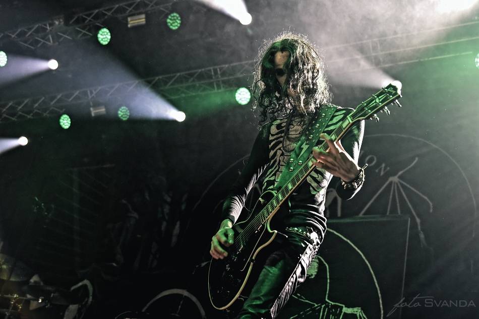 Arch Enemy a jejich hosté svojí deathmetalovou náloží narušili statiku Fóra Karlín