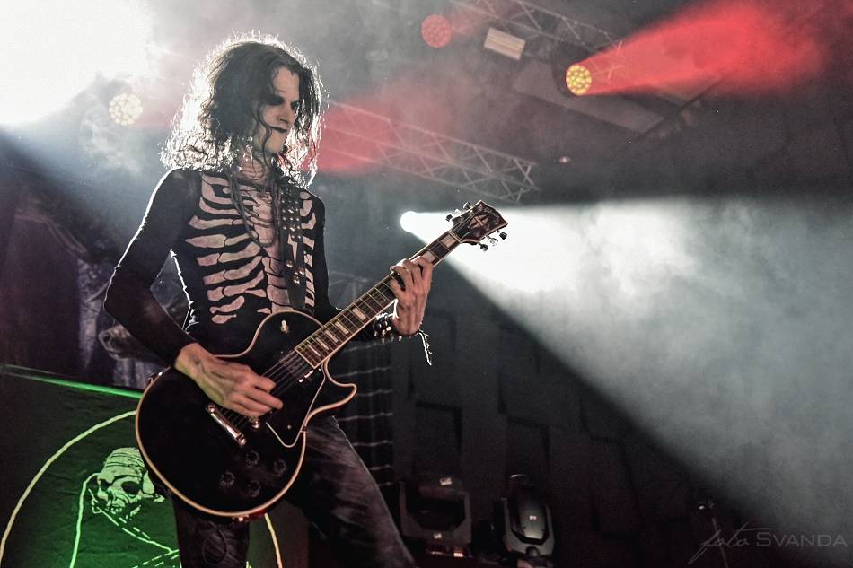 Arch Enemy a jejich hosté svojí deathmetalovou náloží narušili statiku Fóra Karlín