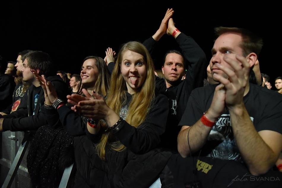 Arch Enemy a jejich hosté svojí deathmetalovou náloží narušili statiku Fóra Karlín