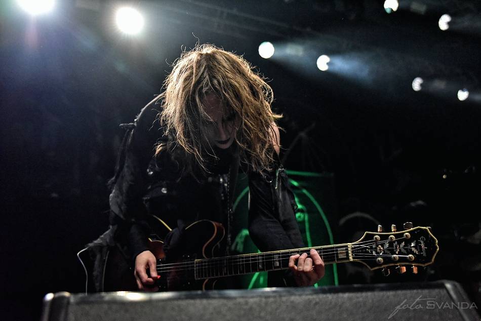 Arch Enemy a jejich hosté svojí deathmetalovou náloží narušili statiku Fóra Karlín