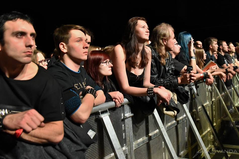 Arch Enemy a jejich hosté svojí deathmetalovou náloží narušili statiku Fóra Karlín