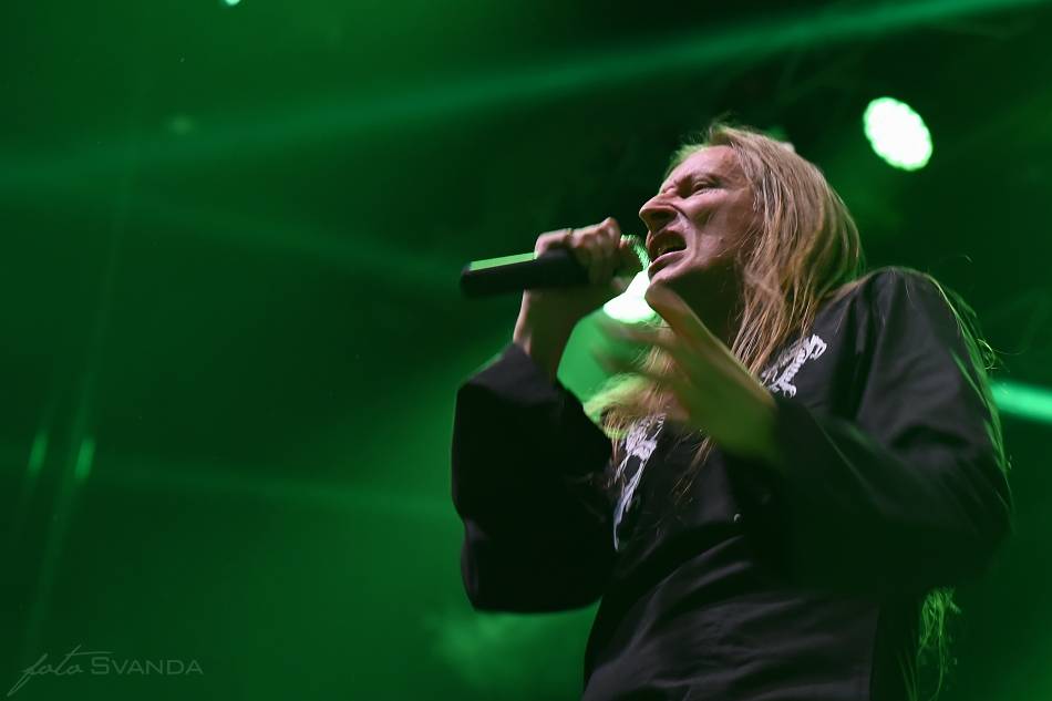 Arch Enemy a jejich hosté svojí deathmetalovou náloží narušili statiku Fóra Karlín