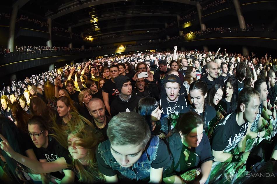 Arch Enemy a jejich hosté svojí deathmetalovou náloží narušili statiku Fóra Karlín