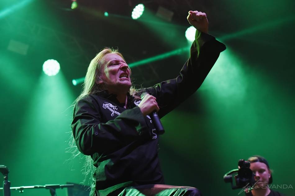 Arch Enemy a jejich hosté svojí deathmetalovou náloží narušili statiku Fóra Karlín