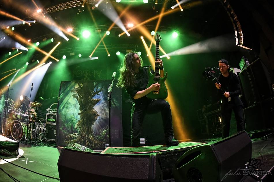 Arch Enemy a jejich hosté svojí deathmetalovou náloží narušili statiku Fóra Karlín