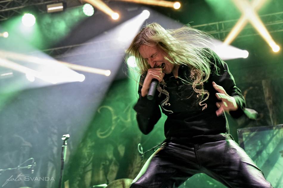 Arch Enemy a jejich hosté svojí deathmetalovou náloží narušili statiku Fóra Karlín