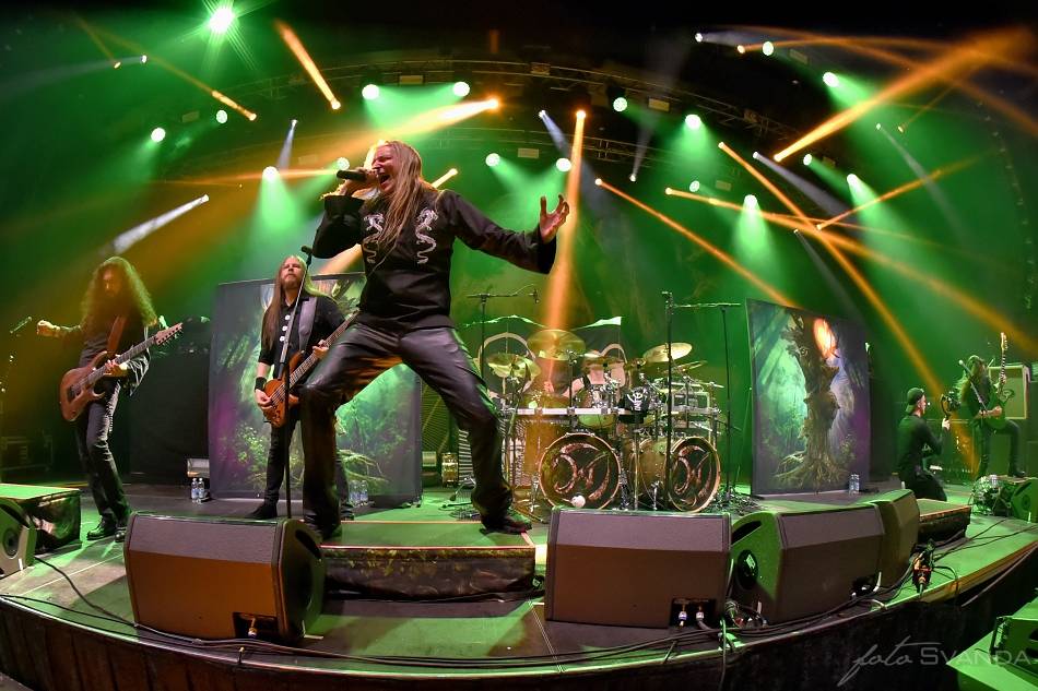 Arch Enemy a jejich hosté svojí deathmetalovou náloží narušili statiku Fóra Karlín