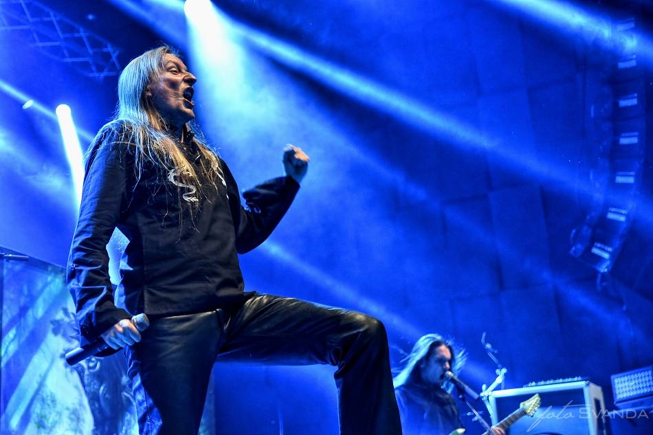 Arch Enemy a jejich hosté svojí deathmetalovou náloží narušili statiku Fóra Karlín