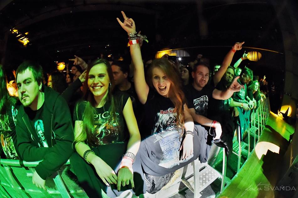 Arch Enemy a jejich hosté svojí deathmetalovou náloží narušili statiku Fóra Karlín