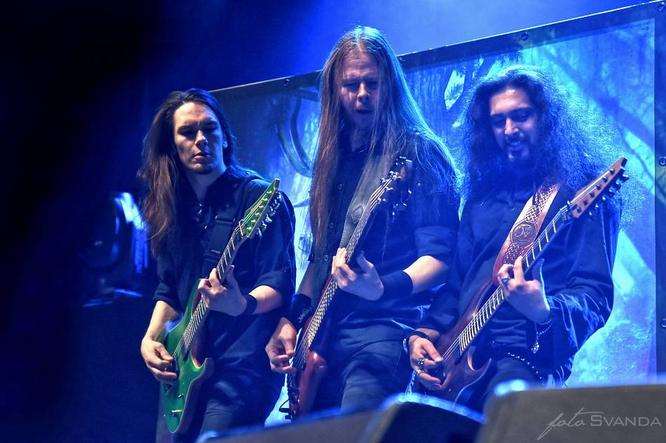 Arch Enemy a jejich hosté svojí deathmetalovou náloží narušili statiku Fóra Karlín