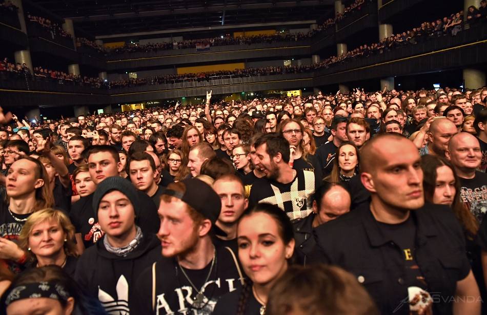 Arch Enemy a jejich hosté svojí deathmetalovou náloží narušili statiku Fóra Karlín