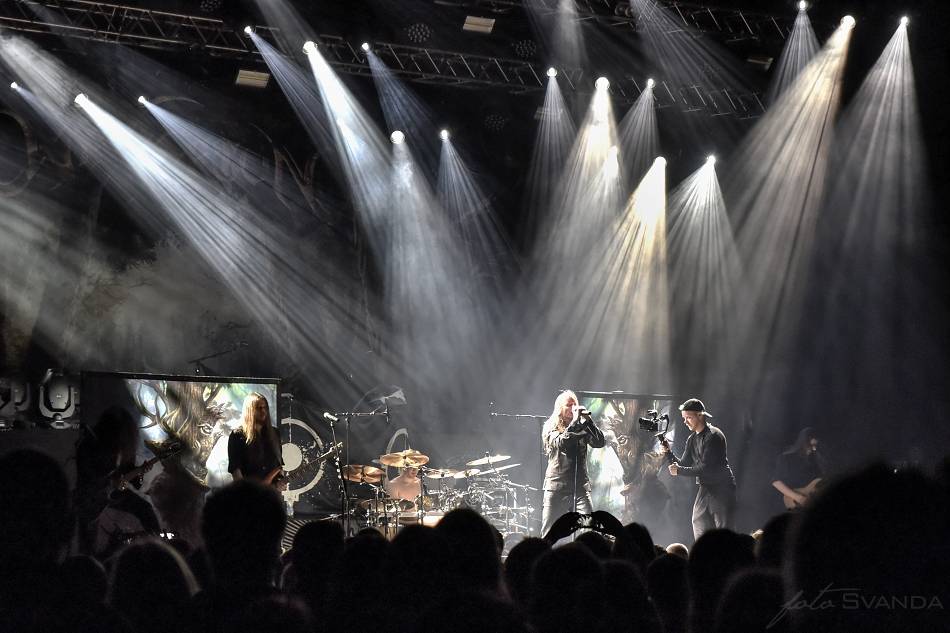 Arch Enemy a jejich hosté svojí deathmetalovou náloží narušili statiku Fóra Karlín