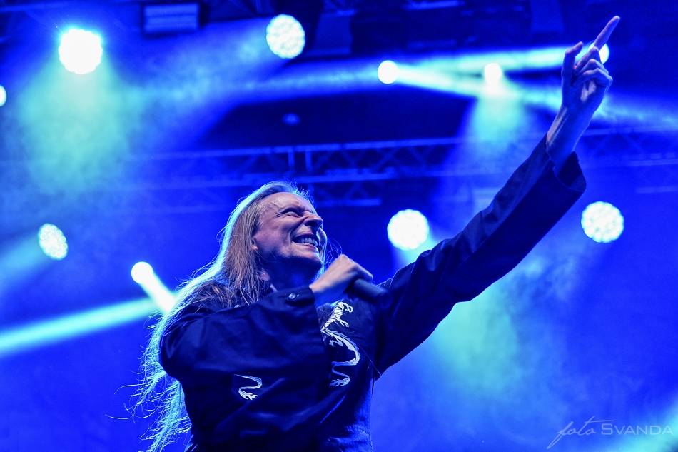 Arch Enemy a jejich hosté svojí deathmetalovou náloží narušili statiku Fóra Karlín