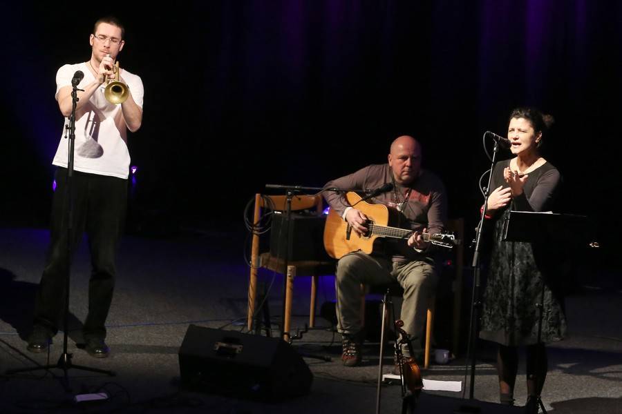 Iva Bittová řádila v Hodoníně, doprovodili ji Čikori