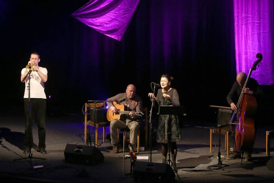 Iva Bittová řádila v Hodoníně, doprovodili ji Čikori