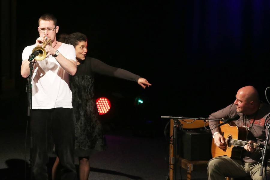 Iva Bittová řádila v Hodoníně, doprovodili ji Čikori