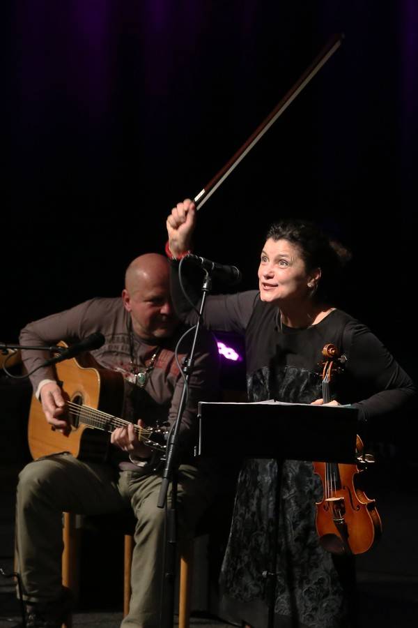 Iva Bittová řádila v Hodoníně, doprovodili ji Čikori