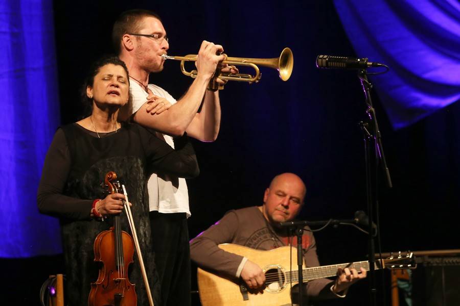 Iva Bittová řádila v Hodoníně, doprovodili ji Čikori