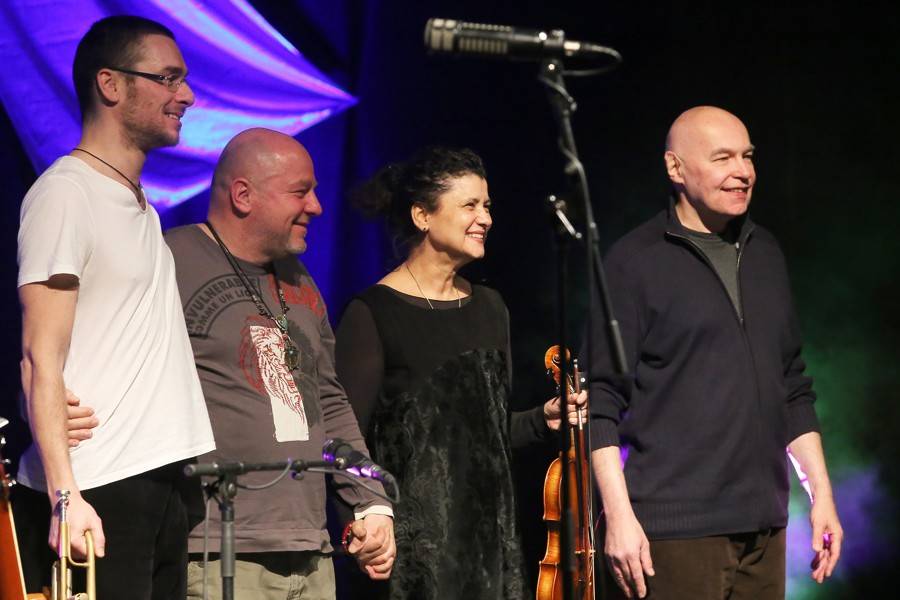 Iva Bittová řádila v Hodoníně, doprovodili ji Čikori