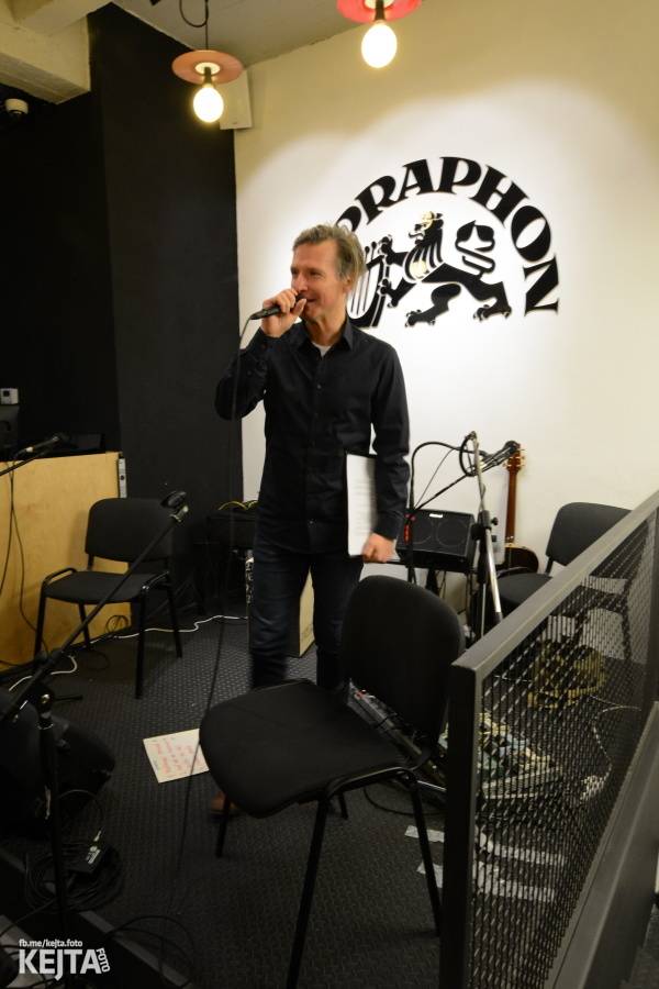 Škwor si vyzkoušeli komorní prostředí, zahráli akustický set