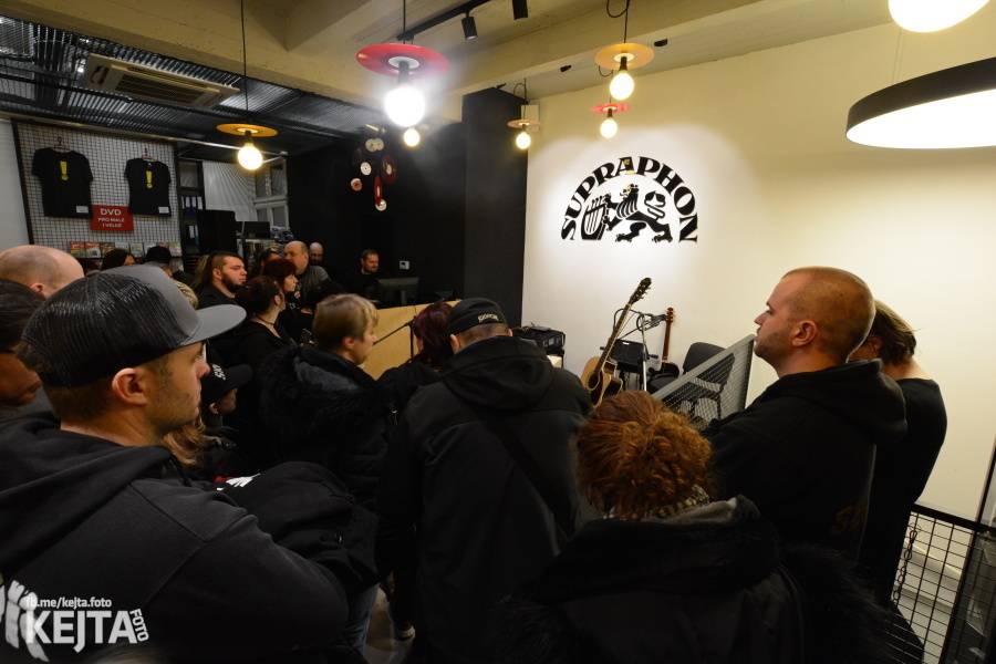 Škwor si vyzkoušeli komorní prostředí, zahráli akustický set