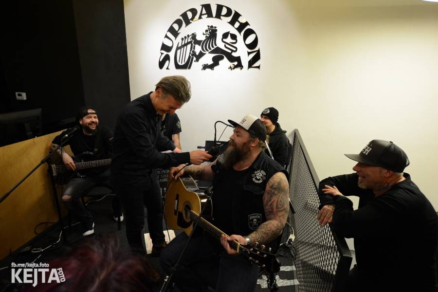 Škwor si vyzkoušeli komorní prostředí, zahráli akustický set