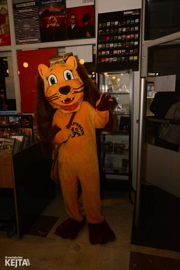 Škwor si vyzkoušeli komorní prostředí, zahráli akustický set