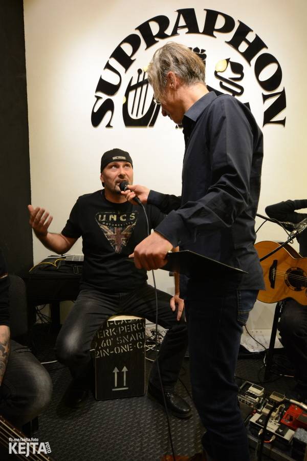 Škwor si vyzkoušeli komorní prostředí, zahráli akustický set