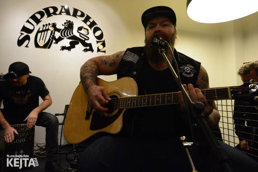 Škwor si vyzkoušeli komorní prostředí, zahráli akustický set