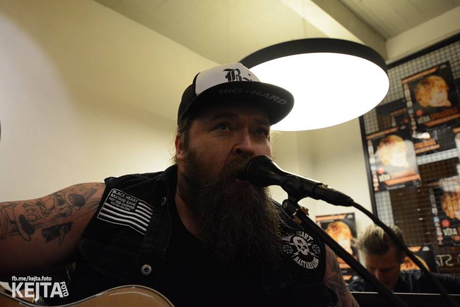 Škwor si vyzkoušeli komorní prostředí, zahráli akustický set