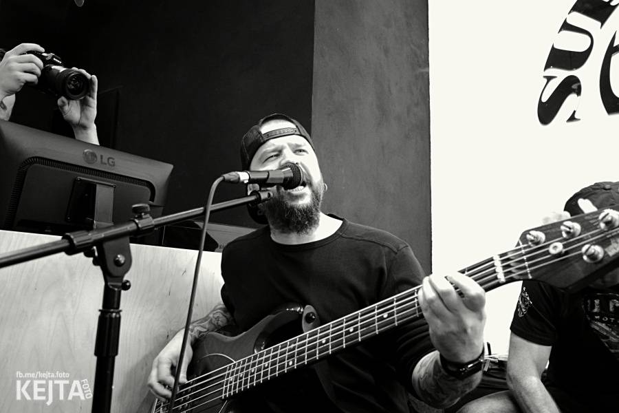 Škwor si vyzkoušeli komorní prostředí, zahráli akustický set