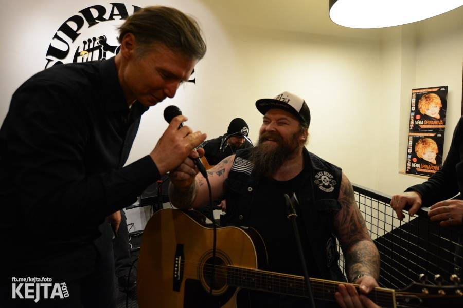 Škwor si vyzkoušeli komorní prostředí, zahráli akustický set