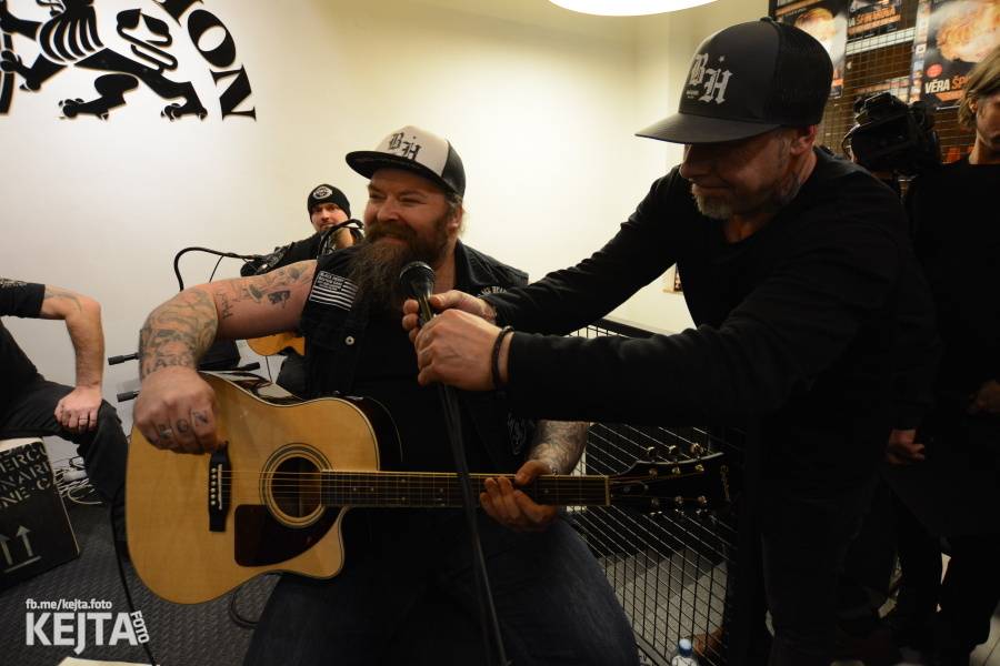 Škwor si vyzkoušeli komorní prostředí, zahráli akustický set