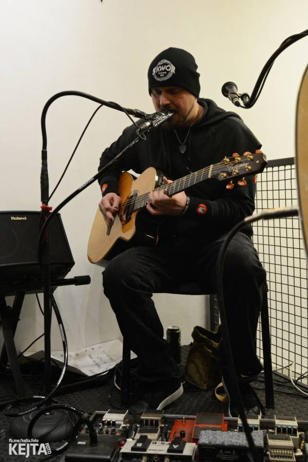 Škwor si vyzkoušeli komorní prostředí, zahráli akustický set