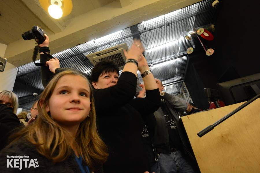 Škwor si vyzkoušeli komorní prostředí, zahráli akustický set