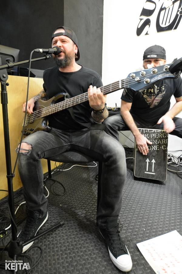 Škwor si vyzkoušeli komorní prostředí, zahráli akustický set