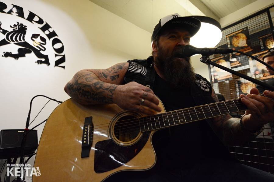 Škwor si vyzkoušeli komorní prostředí, zahráli akustický set