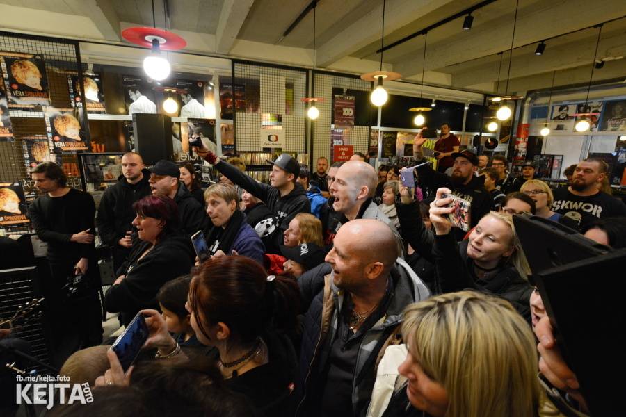 Škwor si vyzkoušeli komorní prostředí, zahráli akustický set