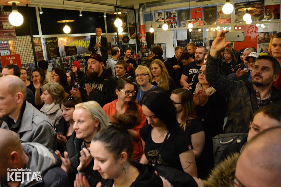 Škwor si vyzkoušeli komorní prostředí, zahráli akustický set