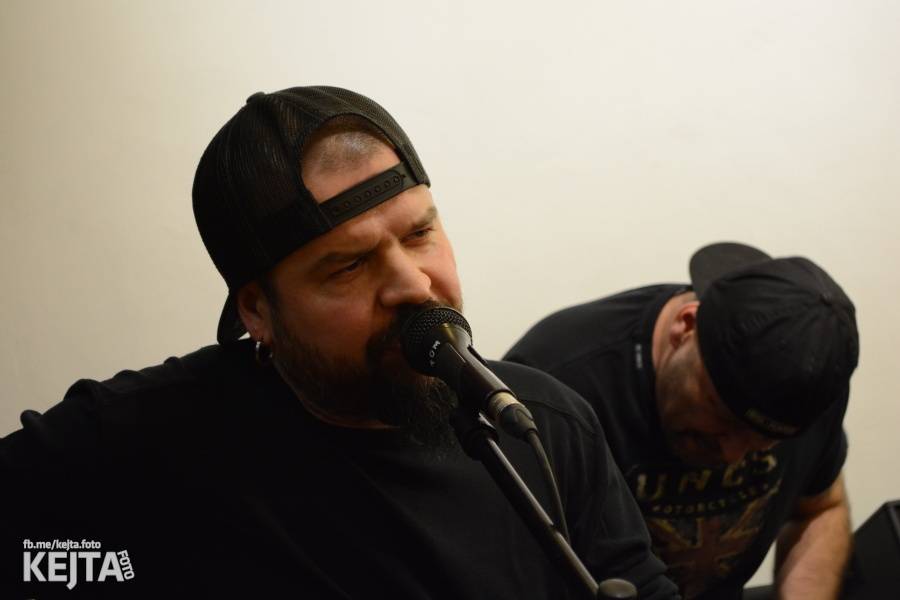 Škwor si vyzkoušeli komorní prostředí, zahráli akustický set