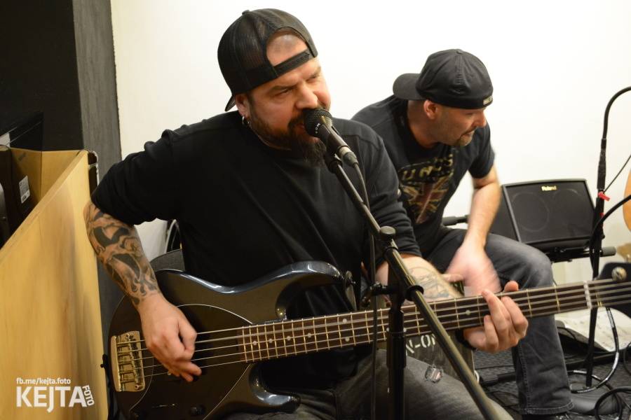 Škwor si vyzkoušeli komorní prostředí, zahráli akustický set