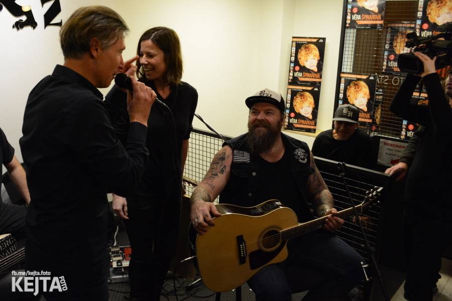 Škwor si vyzkoušeli komorní prostředí, zahráli akustický set
