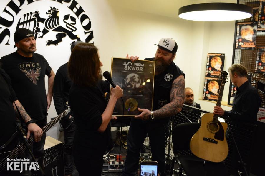 Škwor si vyzkoušeli komorní prostředí, zahráli akustický set