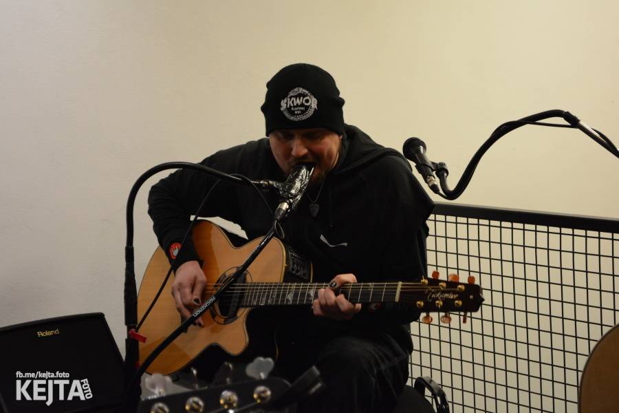 Škwor si vyzkoušeli komorní prostředí, zahráli akustický set