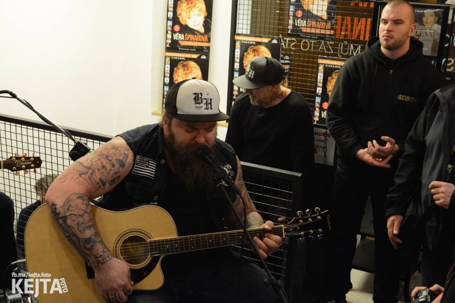 Škwor si vyzkoušeli komorní prostředí, zahráli akustický set