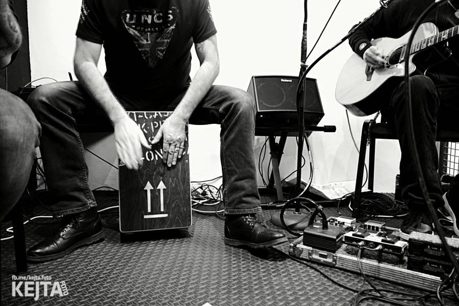 Škwor si vyzkoušeli komorní prostředí, zahráli akustický set