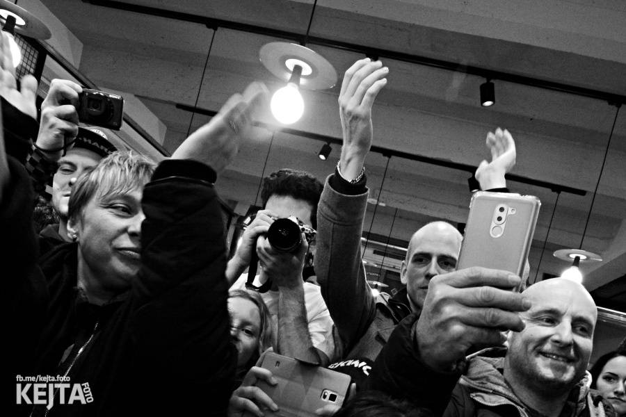 Škwor si vyzkoušeli komorní prostředí, zahráli akustický set