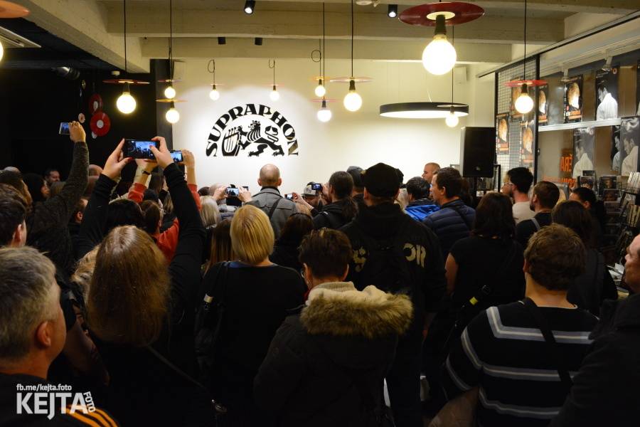 Škwor si vyzkoušeli komorní prostředí, zahráli akustický set