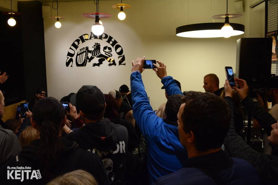 Škwor si vyzkoušeli komorní prostředí, zahráli akustický set